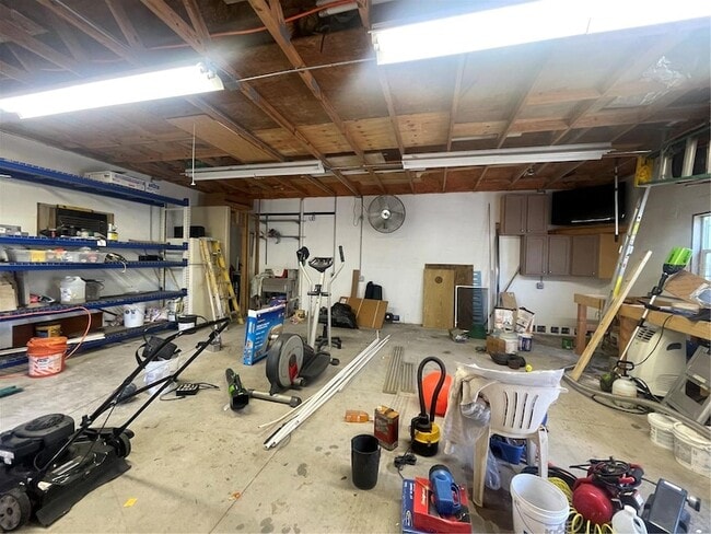 Building Photo - 3030 W Helen Ave