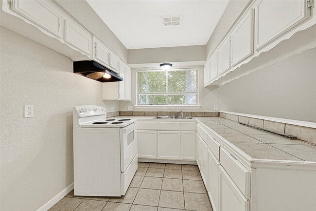 Building Photo - 3718 Simsbrook Dr
