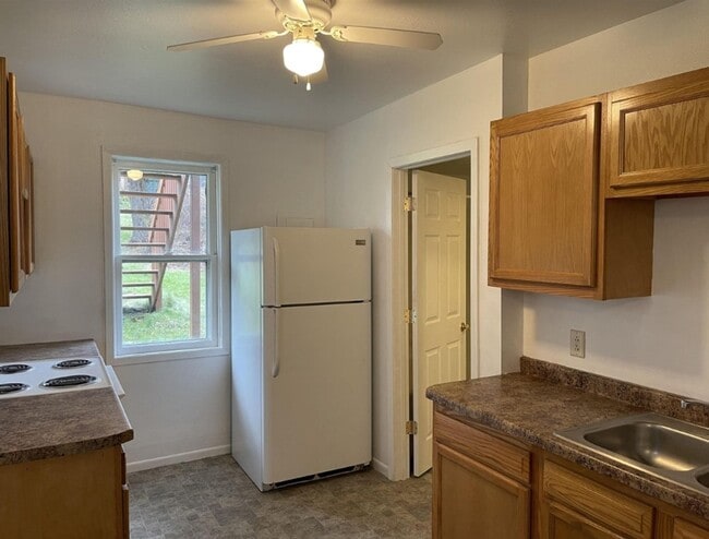 Building Photo - 627 E 5th St