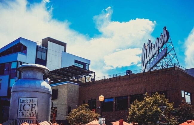 Building Photo - 3735 Kalamath St