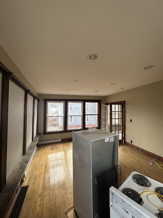 Building Photo - Studio apartment available September 1st i...