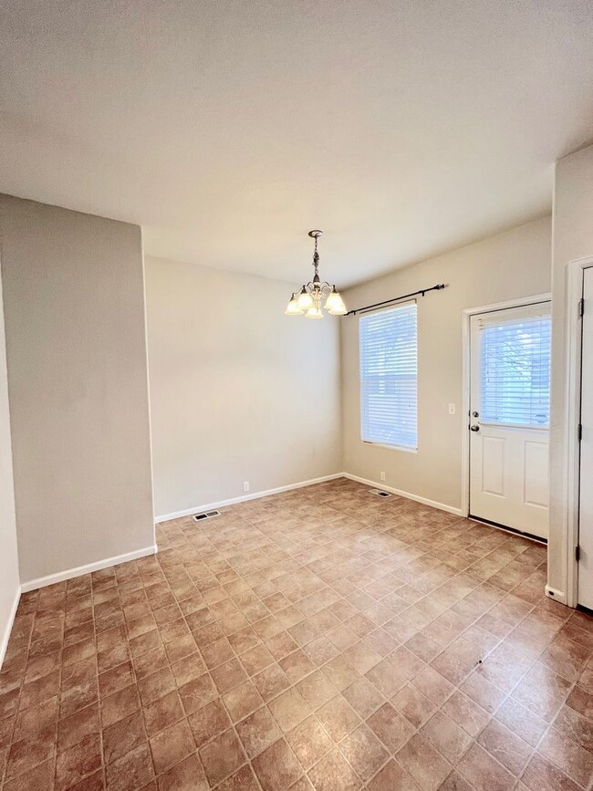 Building Photo - Spacious 2 Bed/2/5 Bath Townhome at The Bluffs at Spring Creek