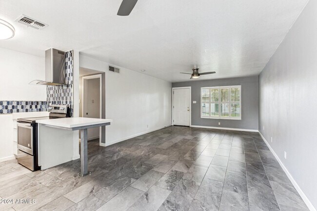 Building Photo - 502 E Roanoke Ave