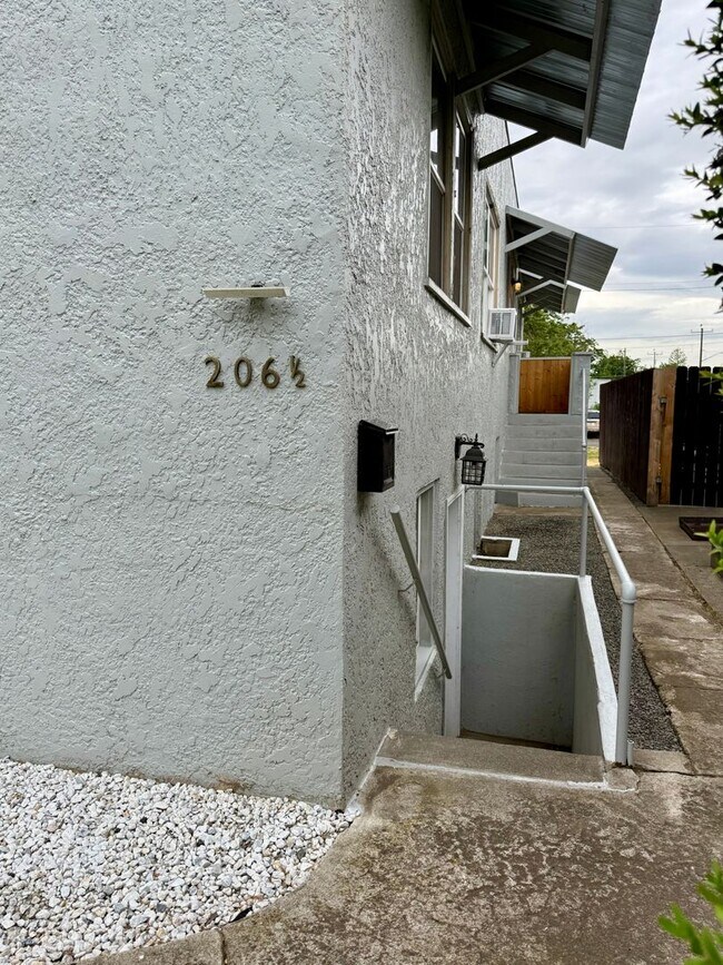 Building Photo - Fully Furnished 1 Bedroom 1 Bathroom WITH laundry!