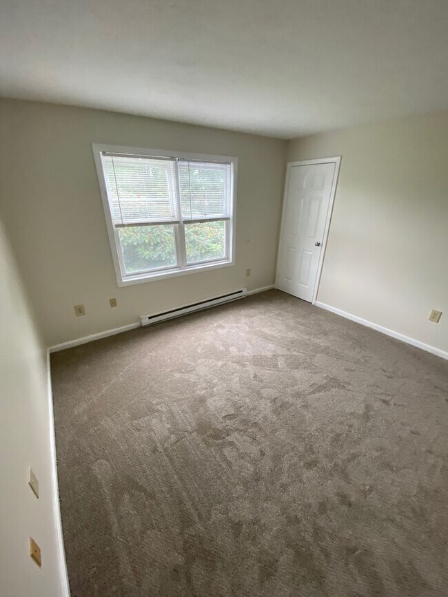 Building Photo - 2 Bedroom Apartment for Rent in Rochester, NH!