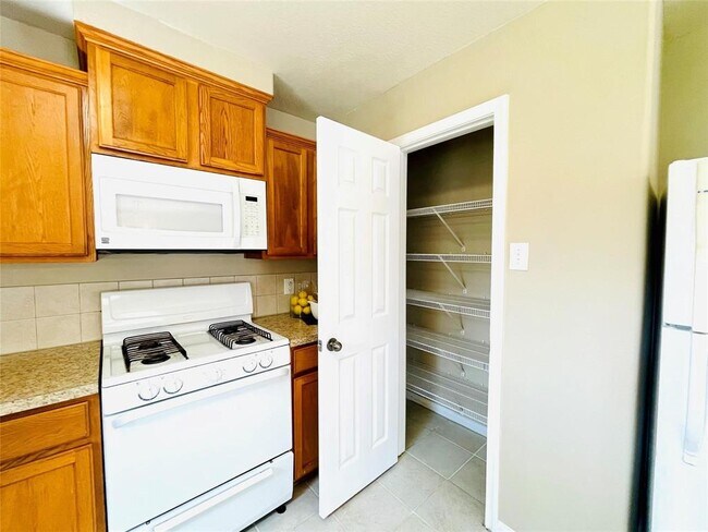 Building Photo - 6330 Applewood Forest Dr