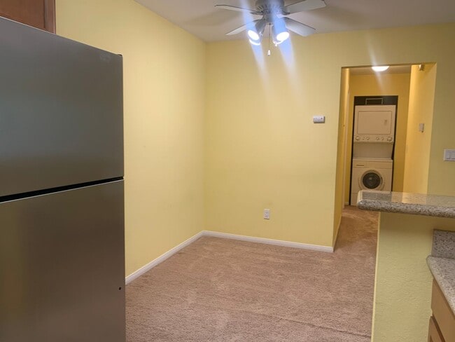 Building Photo - Beautiful upstairs condo with Washer and D...