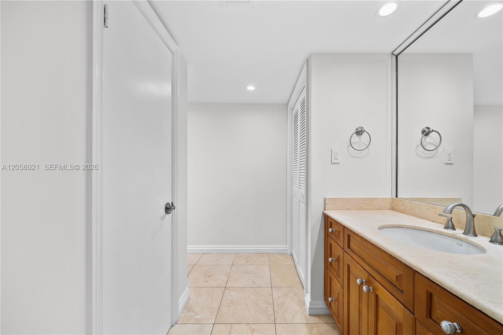 Building Photo - 18011 Biscayne Blvd