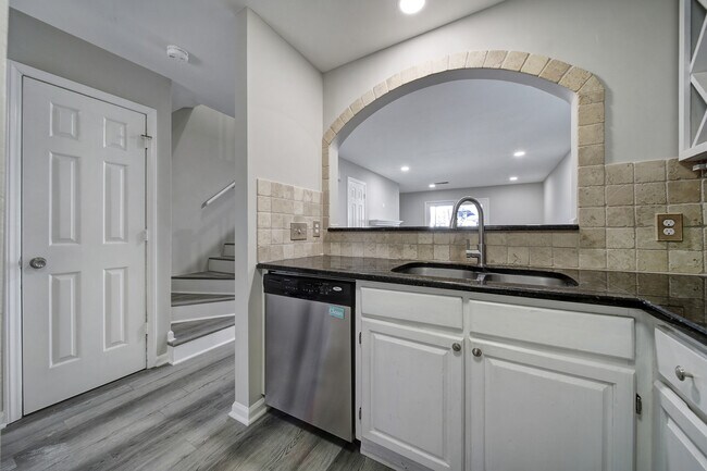 Kitchen - 333 Circle Ave