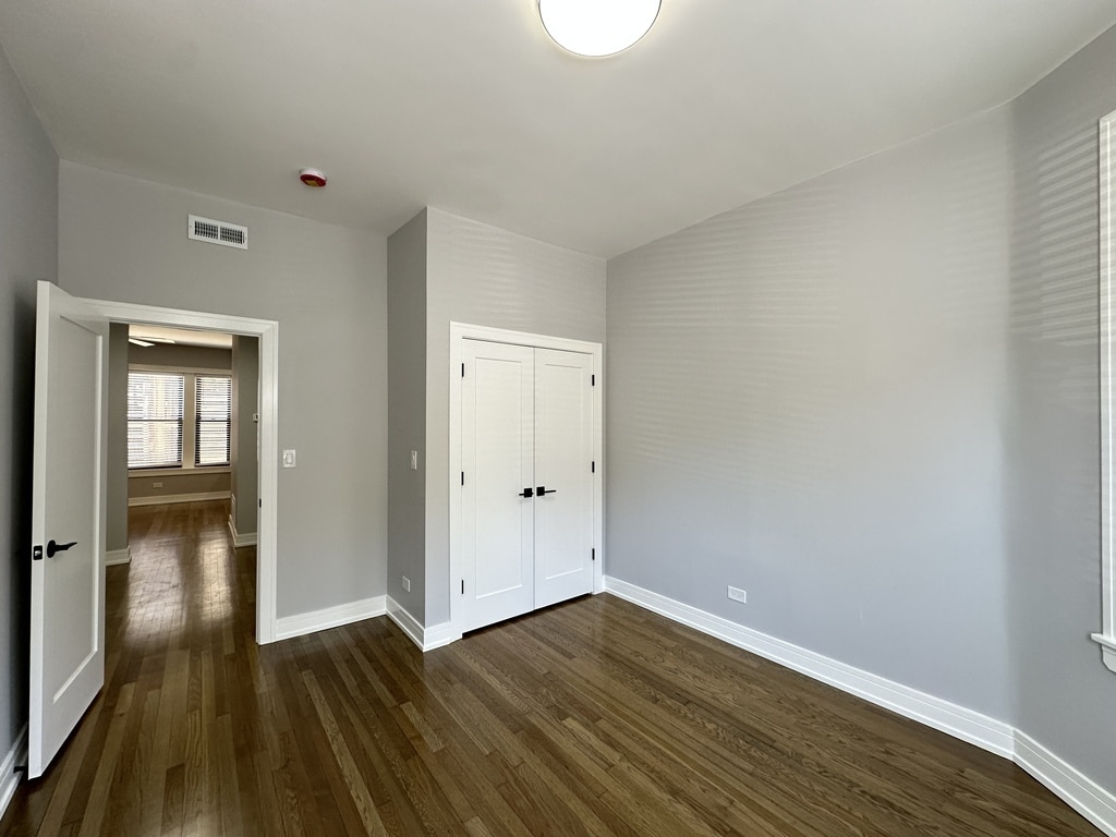 Building Photo - 3840 N Wilton Ave