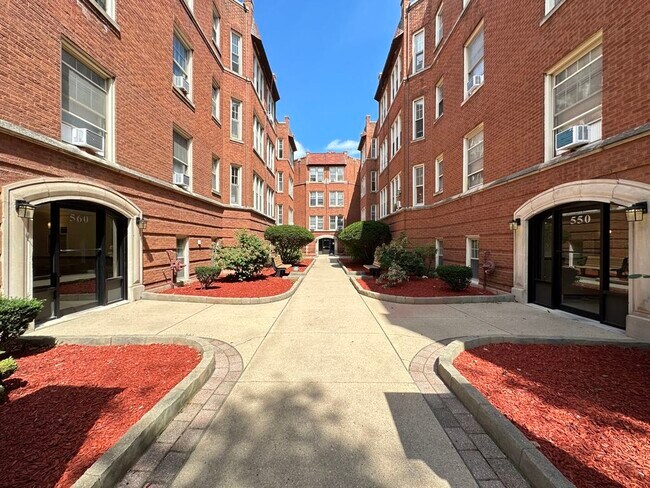 Building Photo - 516 W Aldine Ave