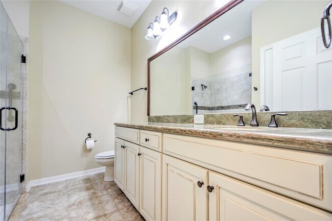 Building Photo - 1122 Oakcrest Dr