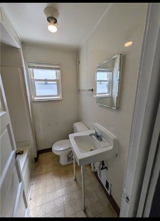 Building Photo - 1913 Evans Ave