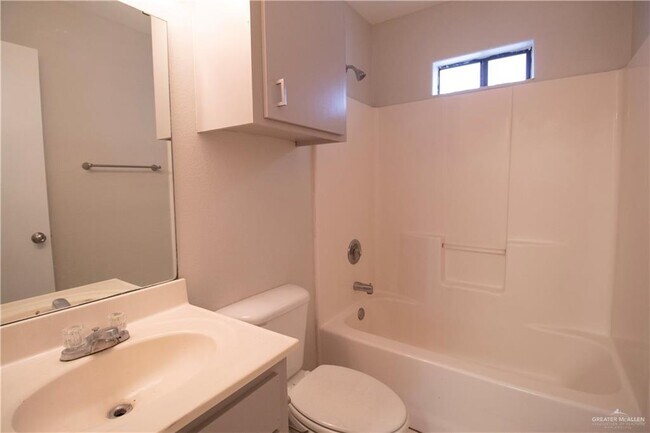 Building Photo - 10 Robin Ave