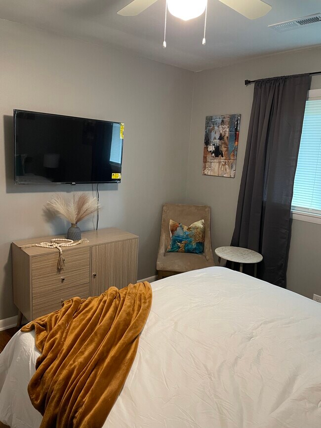 Building Photo - 2607 E 5th St