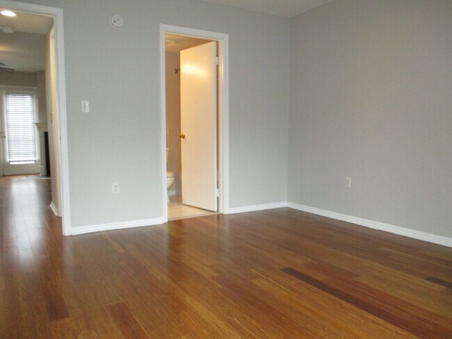 Building Photo - Tucked Away Condo with Balcony near Shirlington