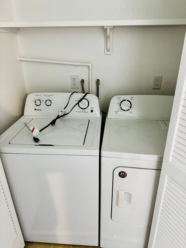 Building Photo - Remodeled 2 Bed / 2 Bath Near Signal Hill – Minutes from the Traffic Circle