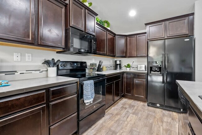 Building Photo - 2023 E Elm Grove Dr