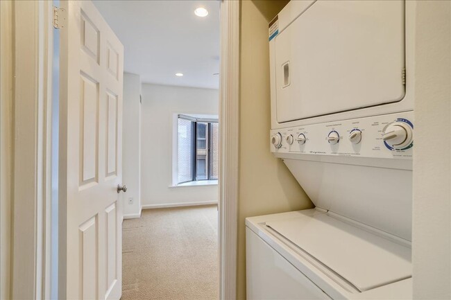 Building Photo - Updated townhome in popular Paper Mill Cou...