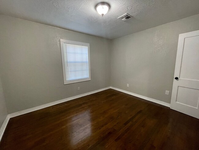 Building Photo - Move in special: Remodeled Northwest 2 Bed