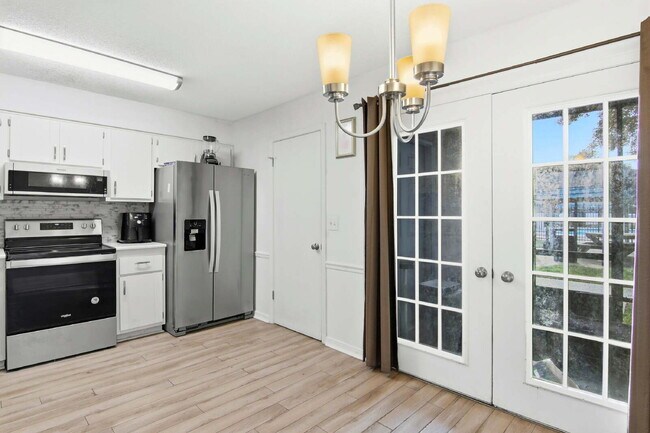 Building Photo - "Charming 2-Bed Townhouse Retreat in Fort Walton Beach – Perfect Comfort in 967 Sq Ft!"