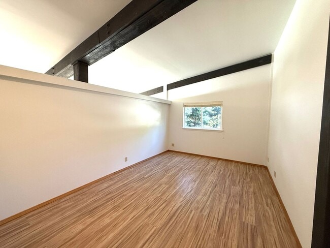 Building Photo - 1 Bed 1.5 Bath MIL with Secure Gate Entrance