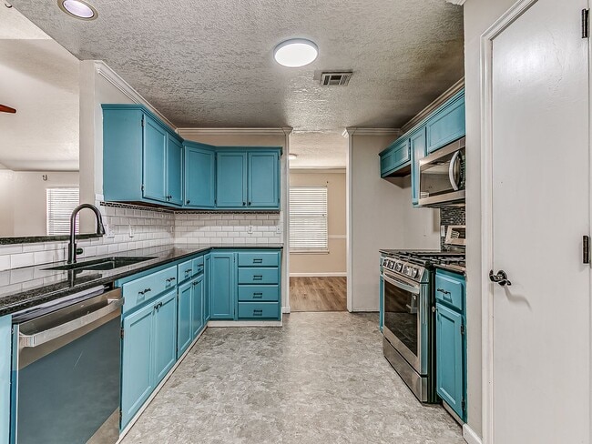 Building Photo - Updated Home + Edmond Schools