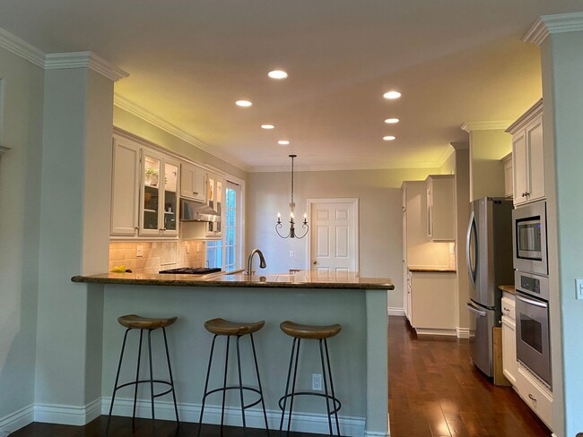 Building Photo - Private Courtyard Entry & Expansive Backyard Oasis