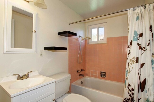 Building Photo - Adorable College Green 3 BDRM 2 BATH avail...