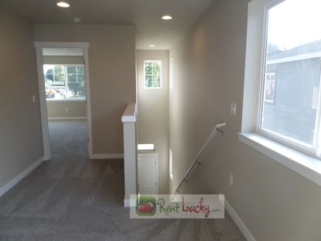 Building Photo - GORGEOUS!! Newer 3 Bedroom Home w/2-Car Ga...