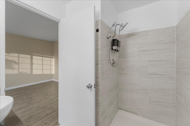 Building Photo - 350 Tile Ave