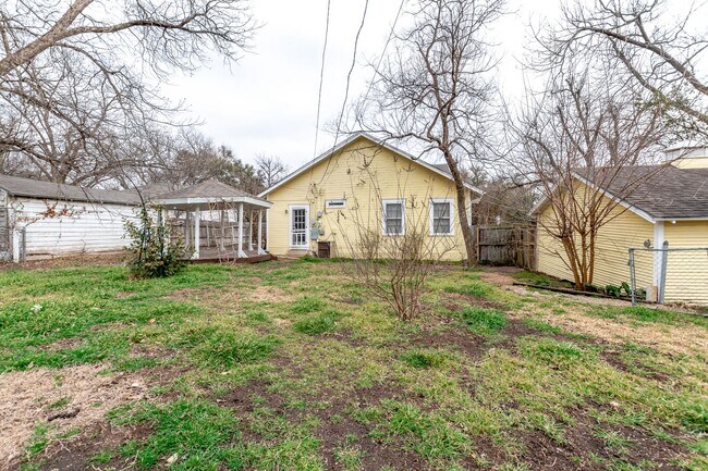 Building Photo - Spacious 4 Bed / 2 Bath Home with Garage & Fenced Backyard in Central Temple
