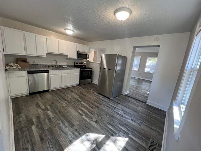 Building Photo - Adorable 3bdrm/1.5bth Cape-Cod  Located in Richmond's Southside!!  **NEWLY RENOVATED**