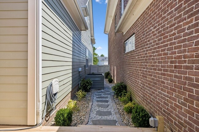 Building Photo - 107 Gladstone Ln