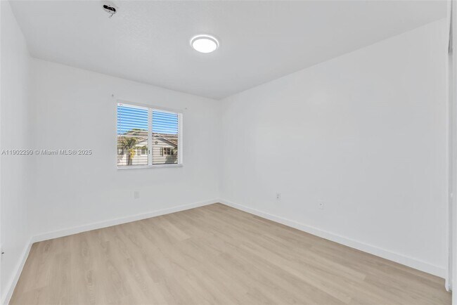 Building Photo - 1530 SE 31st Ct