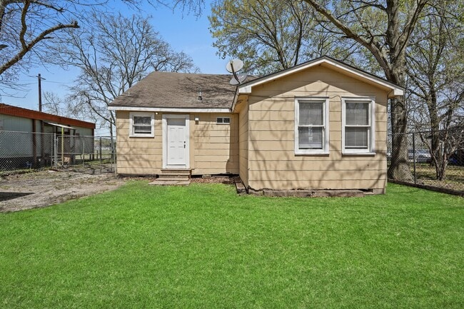 Building Photo - 205 Stimpson St