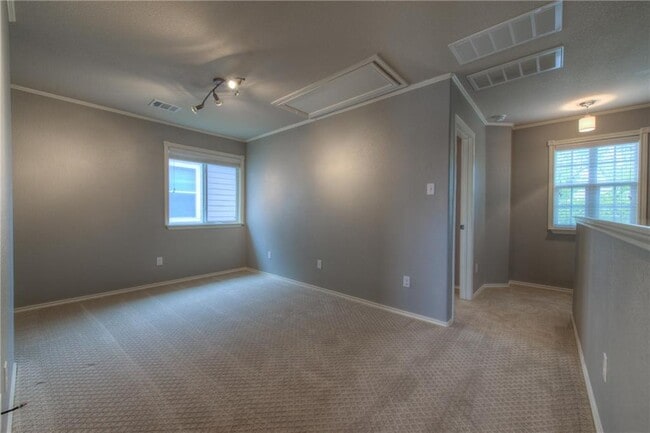 Building Photo - 712 Alamo Plaza Dr