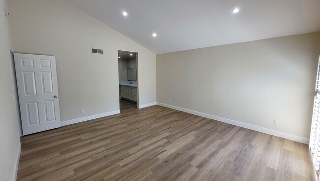 Building Photo - Beautifully Remodeled 3 Bed 3 Bath Townhou...