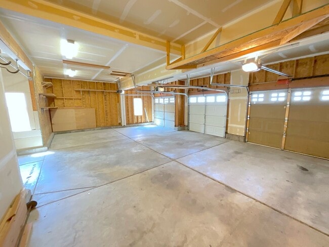 Building Photo - 6 Bedroom Home Available Near North Gate B...