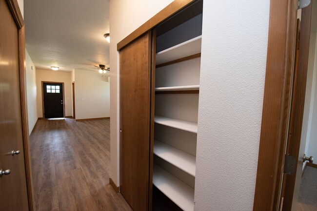 Building Photo - Wonderful 2BD Duplex in Great Washougal Lo...