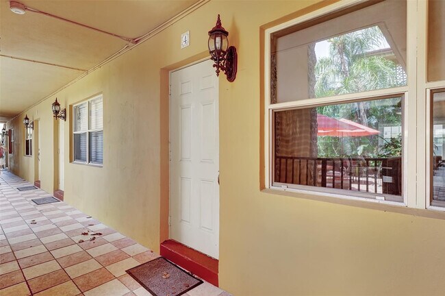 Building Photo - 744 NE 14th Ave