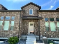Building Photo - 2 bedroom 2 1/2 bath 2 car Garage dog friendly.