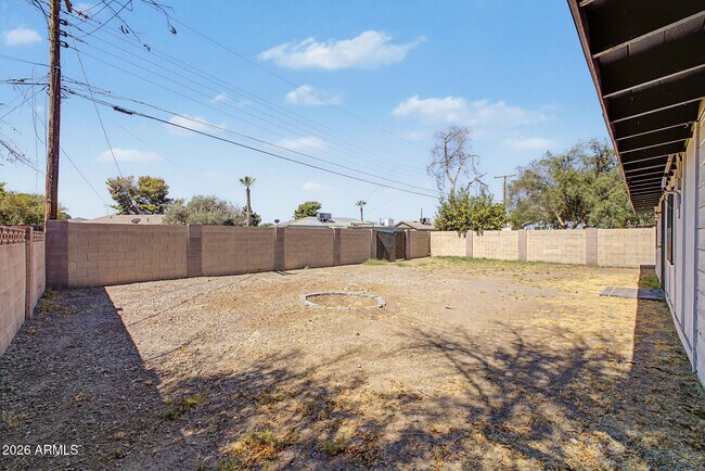 Building Photo - 3143 W Glendale Ave