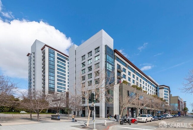 Building Photo - 250 King St