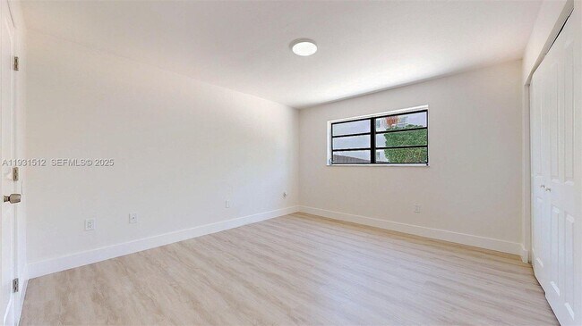 Building Photo - 1676 W 42nd St