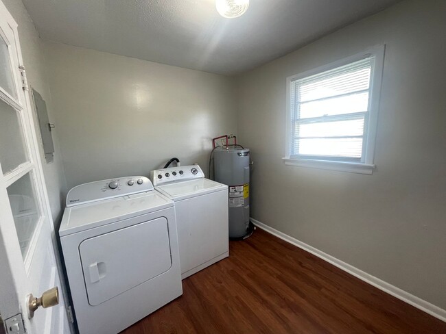 Building Photo - 2 Bedroom 1 Bathroom Home Available Now!