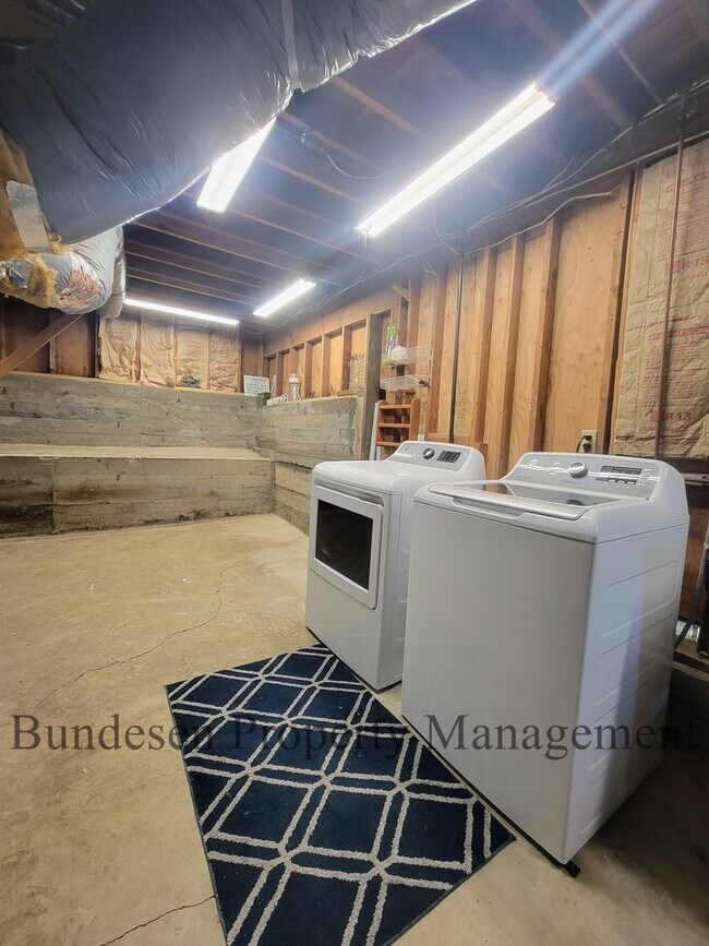 Building Photo - Spacious Westside 5BR Home in Petaluma - E...