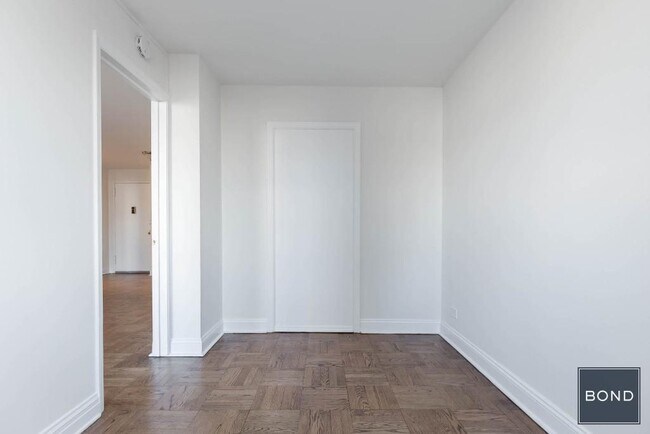 Building Photo - 400 E 71st St