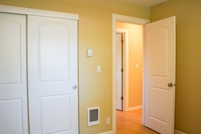 Building Photo - Top-Floor 2-Bedroom with Bamboo Flooring + Off-Street Parking!