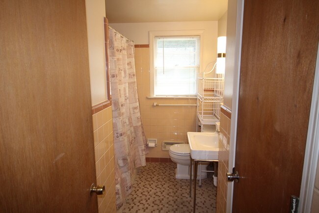 Building Photo - Two bedroom apartment in Clifton Heights
